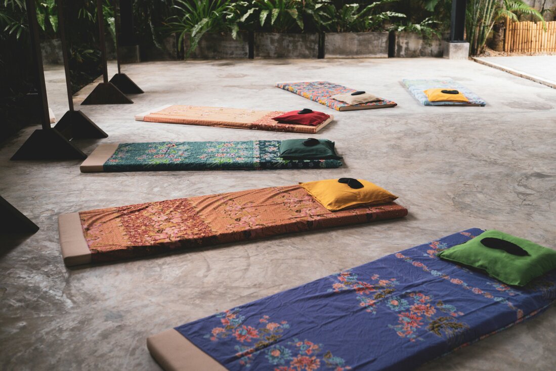 Sanfte Yogaszene mit entspannter Atmosphäre
